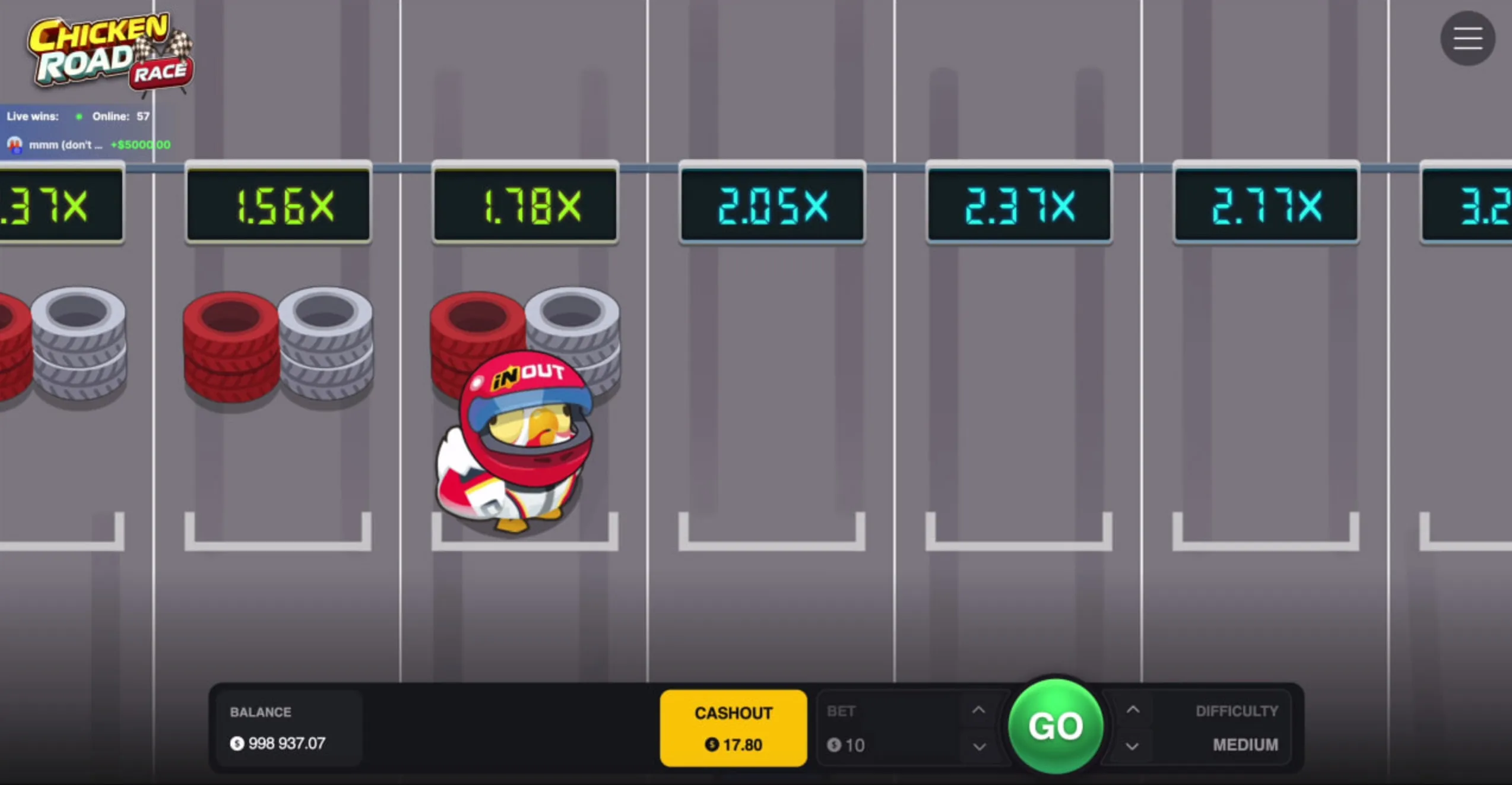 Chicken Road Race: la gallina con il casco fra i display 1,37x, 1,56x, 1,78x, 2,05x, 2,37x, 2,77x